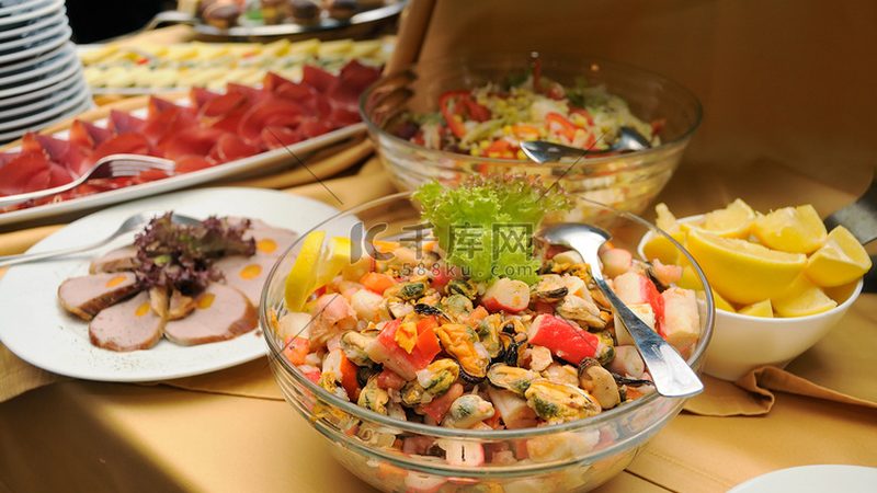 小标题：冷链运输，守护食品安全的第一道防线